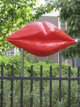 907834 Afbeelding van een grote rode mond ontworpen voor het Midzomerweekend 'de Mond', georganiseerd op 22-23 juni in ...